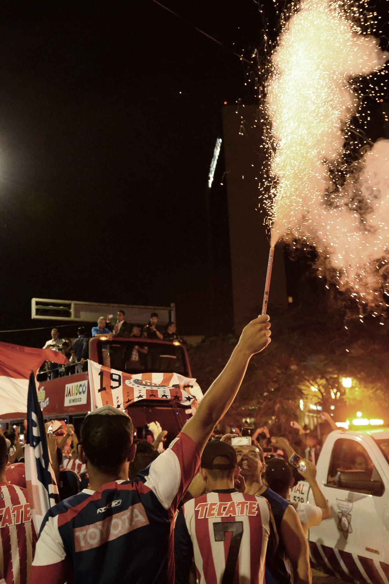 Chivas festejó con su afición la obtención de la Copa MX