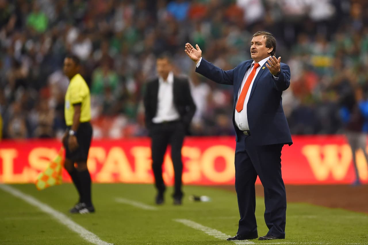Óscar Ramírez, técnico de Costa Rica, buscando reorganizar sus filas tras el gol mexicano.