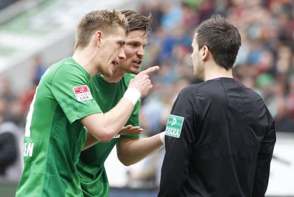 A diferencia de incontables ocasiones, esta vez Aaron Hunt discutió con el árbitro para que no marcara un penal.