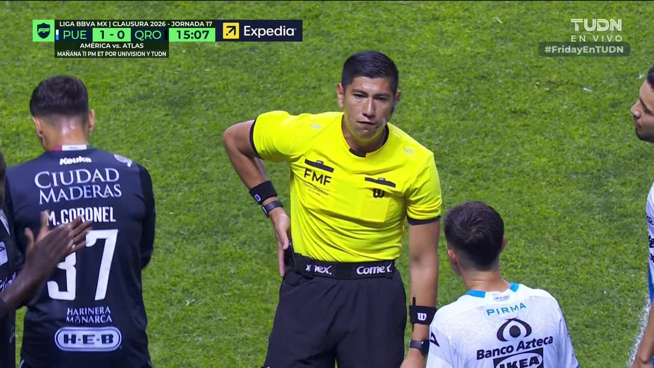 ¡Expulsión! El árbitro saca la roja directa a Brayan Garnica.