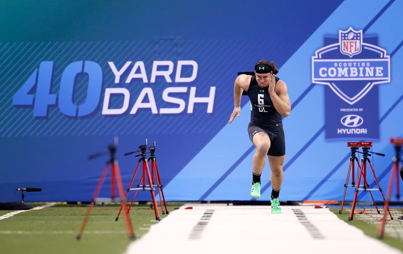 Pero las cosas no le salieron muy bien en el NFL Scouting Combine. Corrió las 40 yardas en 4:86 segundos. El opinión del legendario analista Gil Brandt, ese tiempo no lo tendría un número uno global en el Draft.