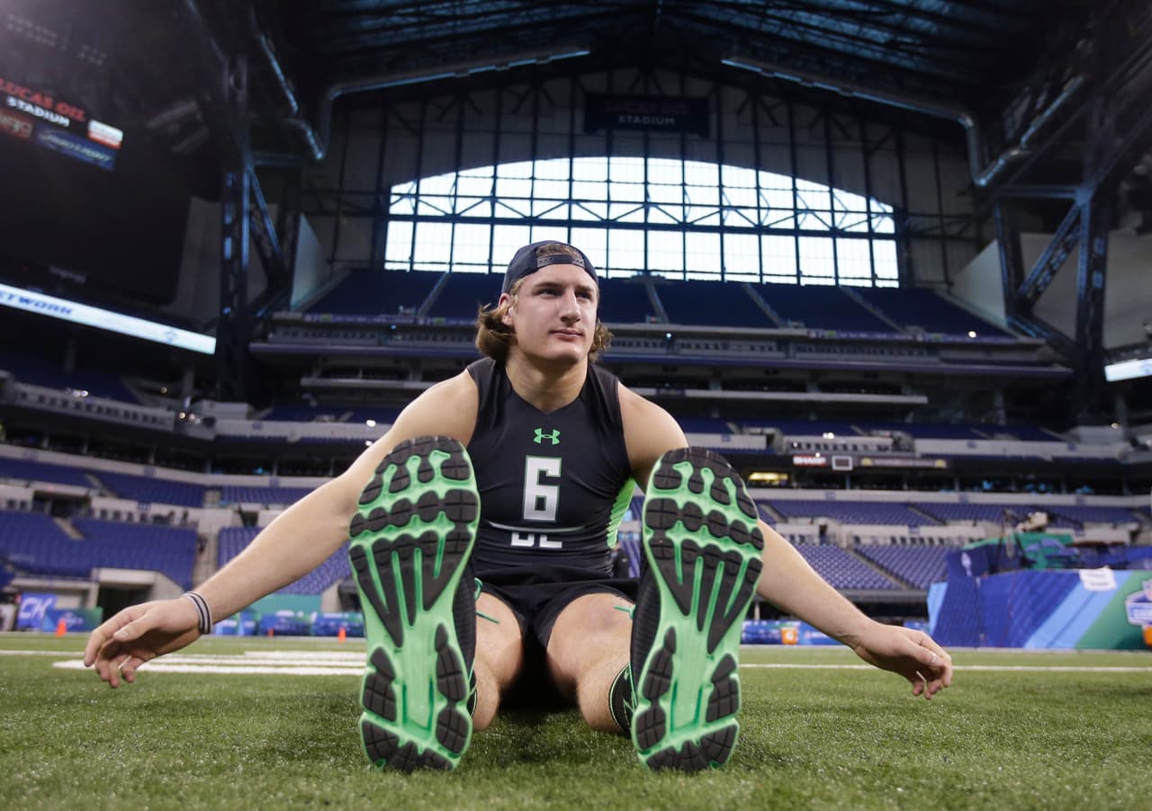 En 2015 ganó como colegia todo lo posible con Ohio State: All American, campeón nacional, el Sugar Bowl, tiene fama de conflictivo y poco disciplinado.