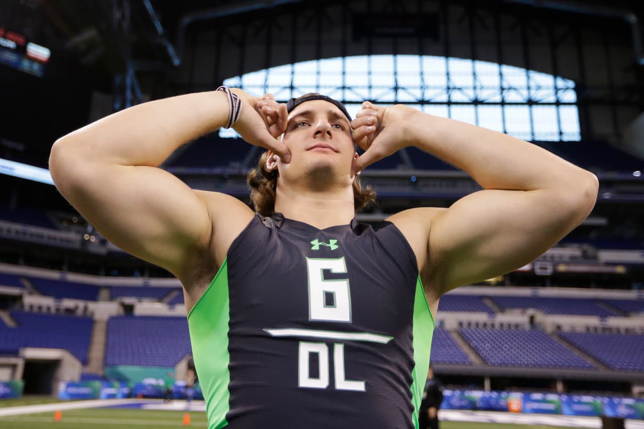 Es probable que Tennessee Titans seleccionen a Laremy Tunsil, liniero ofensivo de OLE Miss., como primero global en el Draft 2016. Necesitan protección para Marcus Mariota, cosa que Joey Bosa no puede creer.