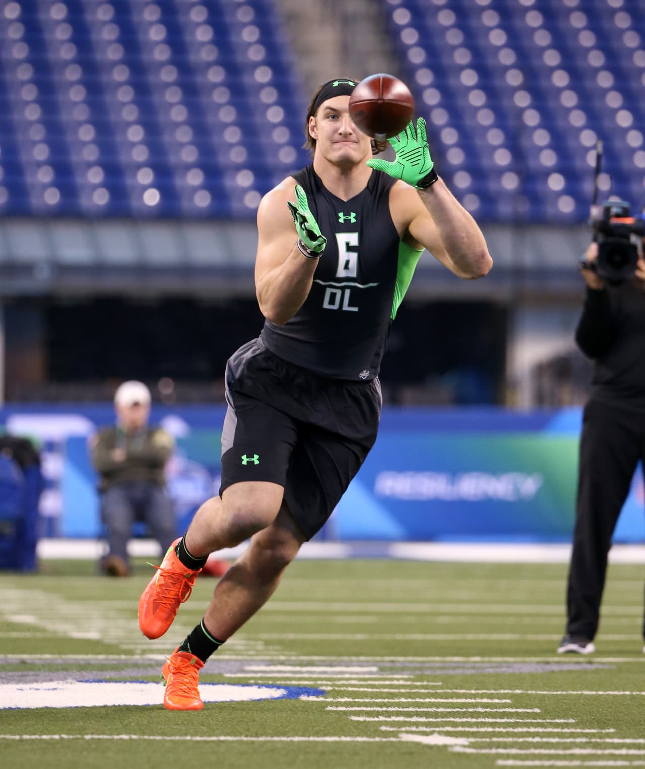 Joey Bosa es originario de Fort Lauderdale, Florida. Tiene apenas 20 años de edad, renunció a los 2 años que le faltaban como universitario en Ohio State.