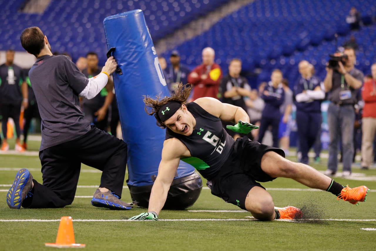 Durante la prueba de habilidad en carrera a través de los sacos de espuma, Joey Bosa se resbaló por lo que su tiempo fue de los peores del día.