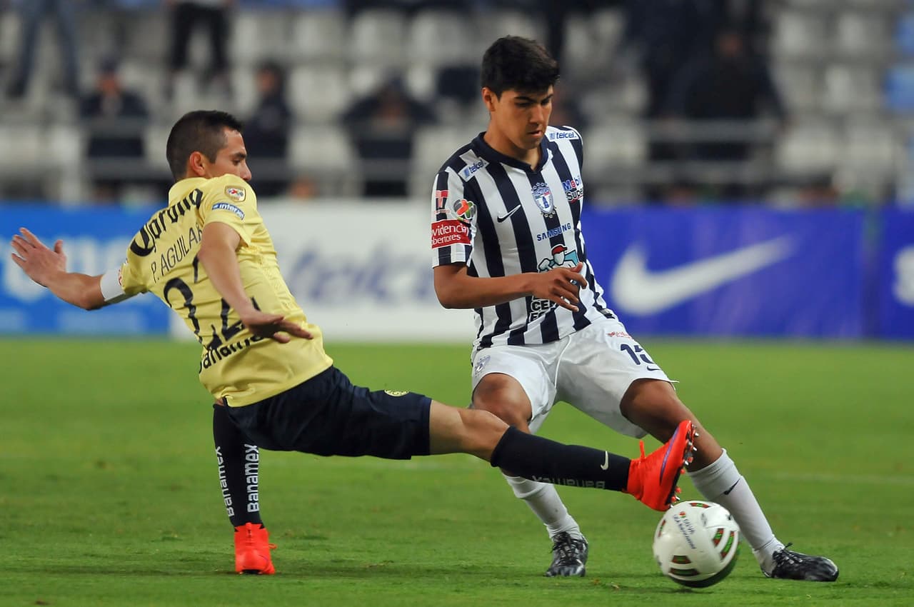 Durante sus inicios como futbolista siempre acostumbró a tener el cabello corto, pero de repente, cuando emigró al futbol del viejo continente se le pegó una moda muy común por tierras europeas.