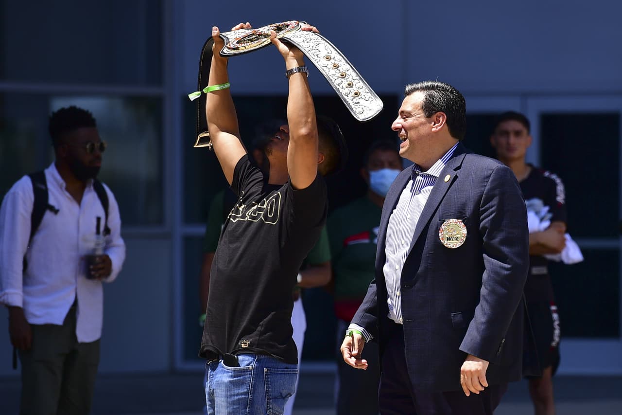 El primero en subir fue Billy Joel Sanders que salió en color rojo, playera y shorts, presumiendo su cetro de la OMB marcó 167.8 libras; posteriormente llegó el turno para el mexicano Saúl ‘Canelo’ Álvarez quien salía en una pijama tono turquesa, recibió el apoyo de los mexicanos y que dejó la báscula en 167.4 libras.