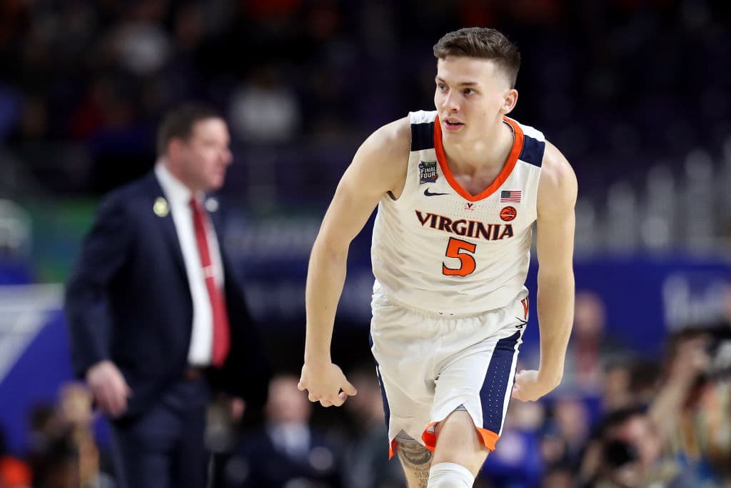 Kyle Guy, uno de los jugadores más importantes y líder de los Virginia Cavaliers reacciona así luego de conseguir una canasta que puso en ventaja a su escuela durante la primera mitad.