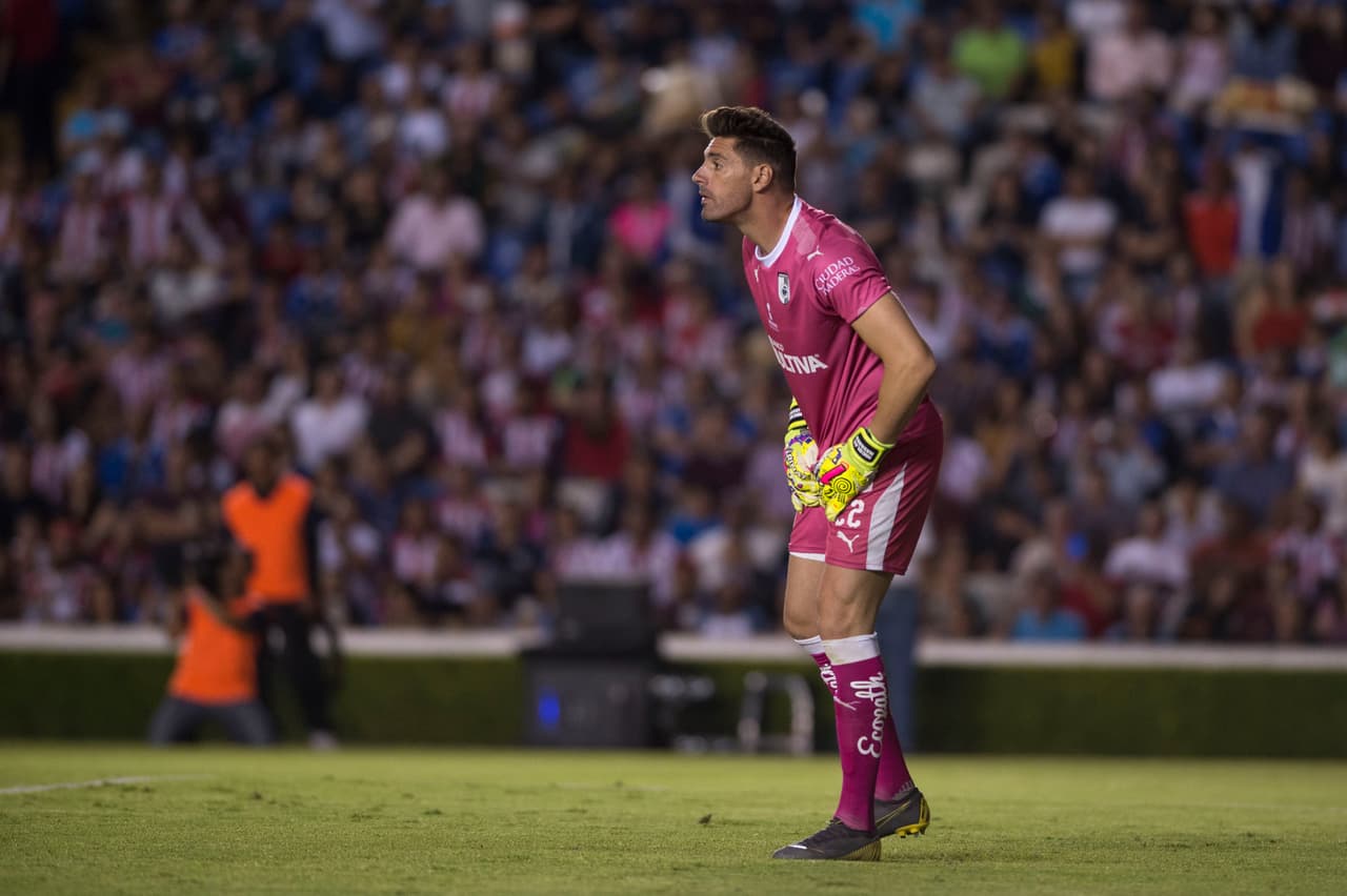El arquero Nicolás Navarro fue el jugador del partido para Querétaro, salvó la más clara de Chivas en un remate de Dieter Villalpando al minuto 24.