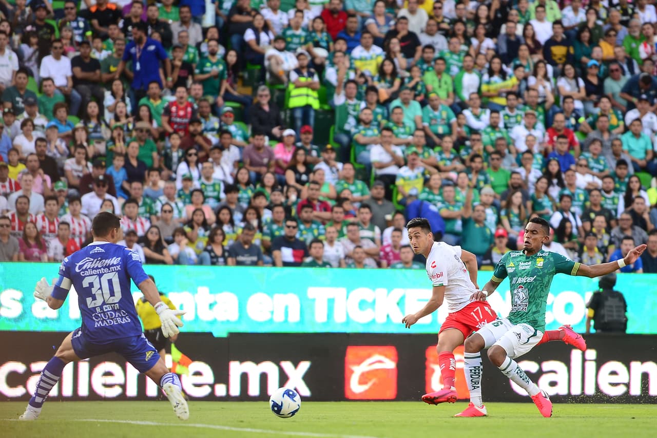 Juan Delgado le gana la espalda a la defensa de León entra solo al área y acorta distancias al poner 2-1.