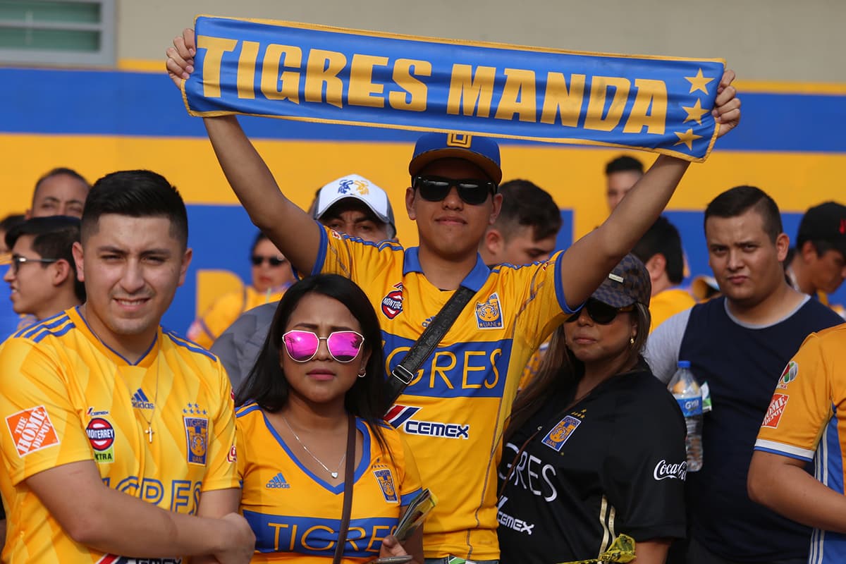 Más fanáticos de Tigres esperando la victoria de su equipo.