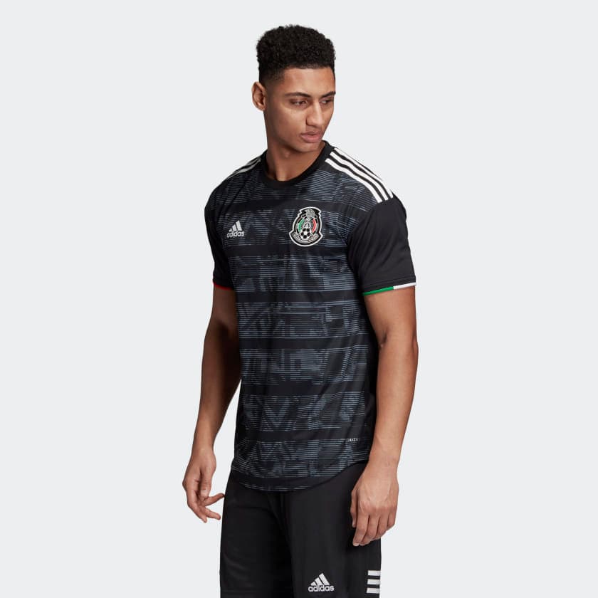 <a href="https://www.univision.com/deportes/futbol/mexico/vuelve-el-negro-estos-son-los-detalles-de-la-playera-del-tri-para-la-copa-oro-2019-fotos" target="_blank">Como lo habíamos anticipado hace unos días</a>, el Tri volverá a vestir de negro en su uniforme principal para la Copa Oro de 2019. Además, los patrones de la cultura azteca, como en 1994 con el calendario, hacen de esta playera una de las más hermosas de la temporada para los expertos.