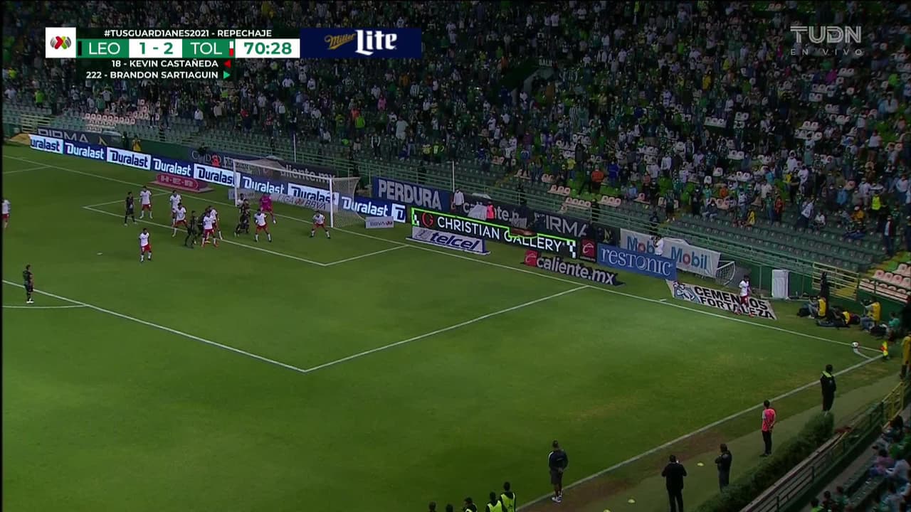 ¡TIRO ATAJADO! disparo por Ángel Mena.