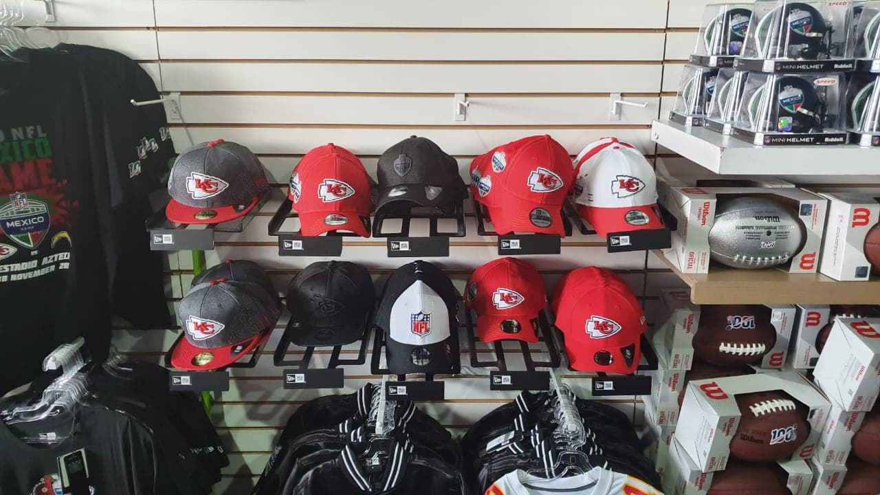 Aficionados aprovechan para comprar productos en la NFL Shop.