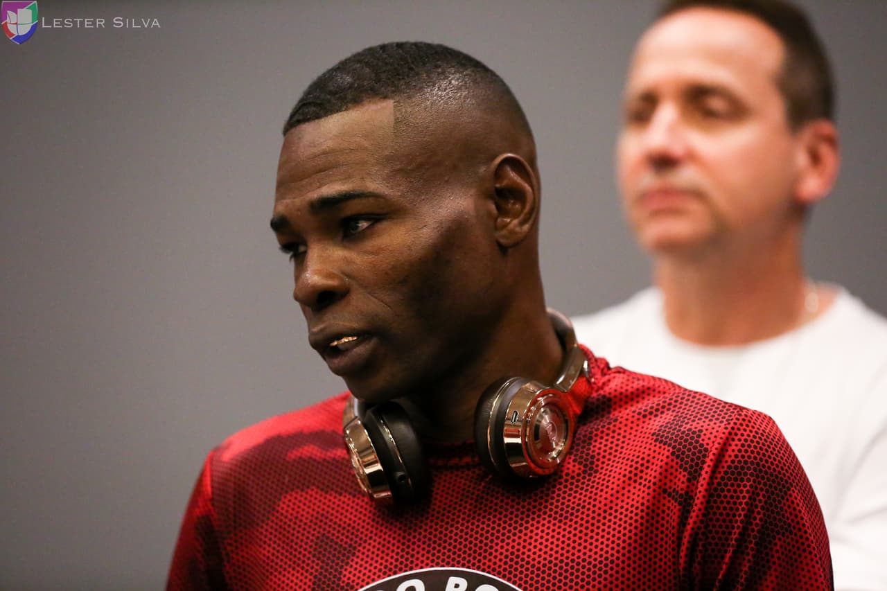 Tampoco el cubano Guillermo Rigondeaux y el mexicano Moisés Flores tuvieron problemas con la romana previo a su combate por los títulos de la AMB e IBO de peso supergallo.