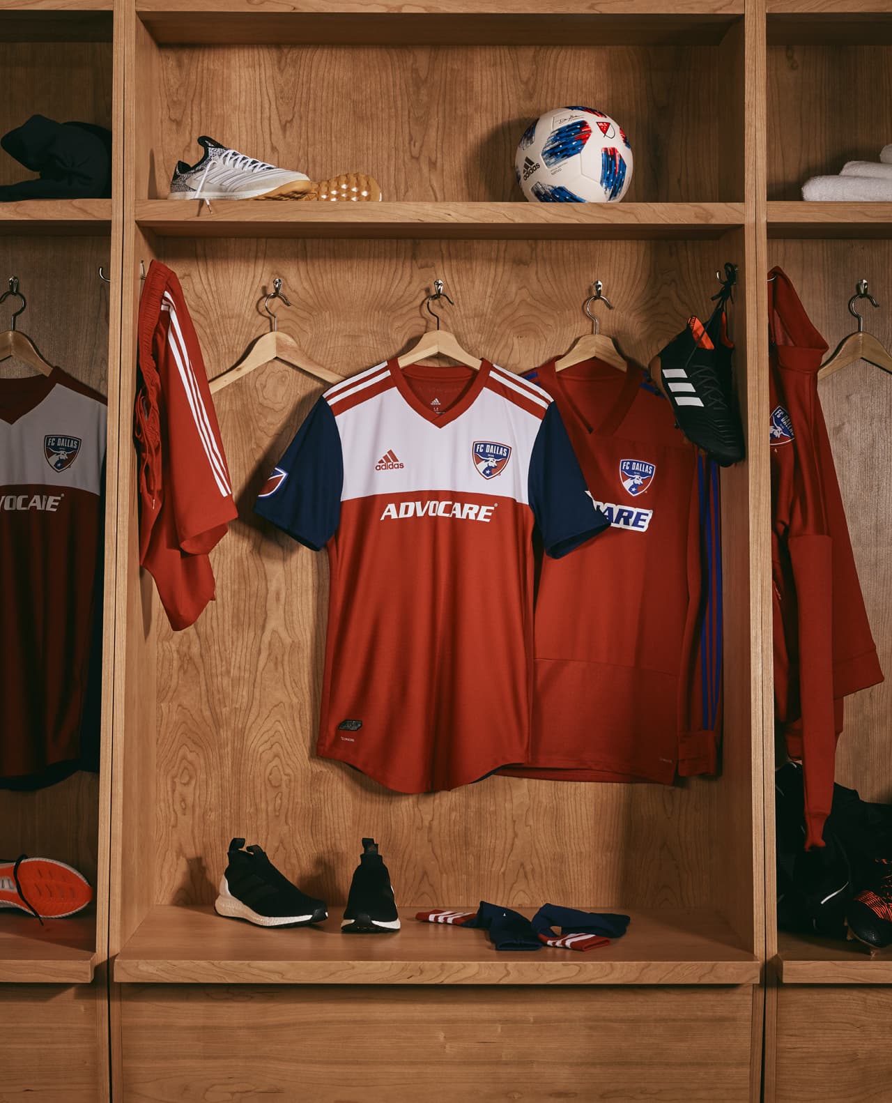 Es atractivo el nuevo look de los Hoops, pero lo será más si Oscar Pareja vuelve a imprimirles el estilo vistoso y ganador en la cancha.