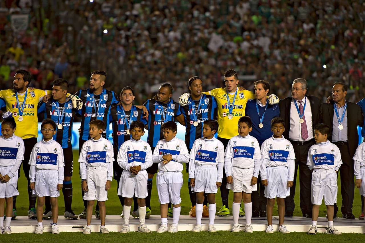- Orgulloso de su equipo y sus compañeros, además de quedar en la historia, pese a la Final perdida, Ronaldinho recibió su medalla de subcampeón.
<br>- Lo más recordado que hizo en México y solo tres goles lo separaron de ser campeón.