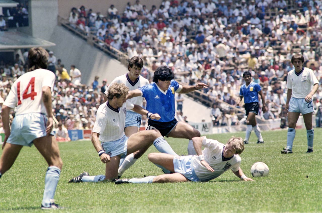 Apenas tocaba el balón el ‘10’ cuando dos o tres lo apretaban. Fue en un rebote de una jugada que inició Maradona cuando Argentina abrió el marcador. Los ingleses corrieron a reclamar al árbitro mientras los argentinos celebraban.