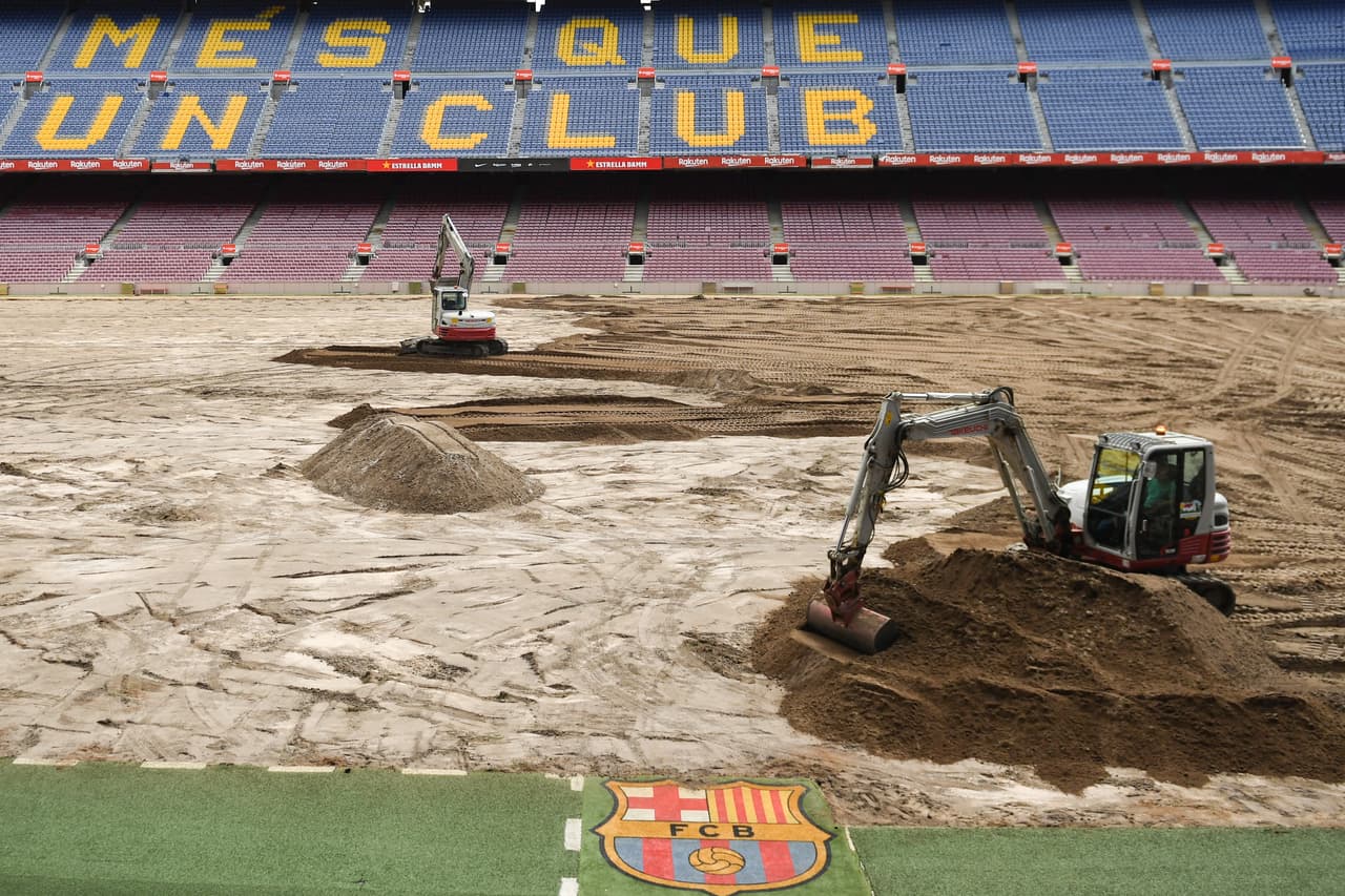 A poco más de un mes del inicio de la nueva temporada de La Liga, el F.C. Barcelona ha comenzado los trabajos en su estadio. El Camp Nou está mudando de césped y el progreso va como lo esperado para poder tenerlo en perfectas condiciones el día 4 de agosto cuando se juegue en Trofeo Joan Gamper ante el Arsenal.