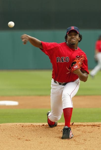 Martínez se fue de 16-9 en 2004, a pesar de una inusual efectividad de 3.90, mientras los Medias Rojas ganaban el puesto del wild card de la Liga Americana. Lanzó efectivamente en los playoffs, contribuyendo a la primera Serie Mundial el equipo en 86 años.