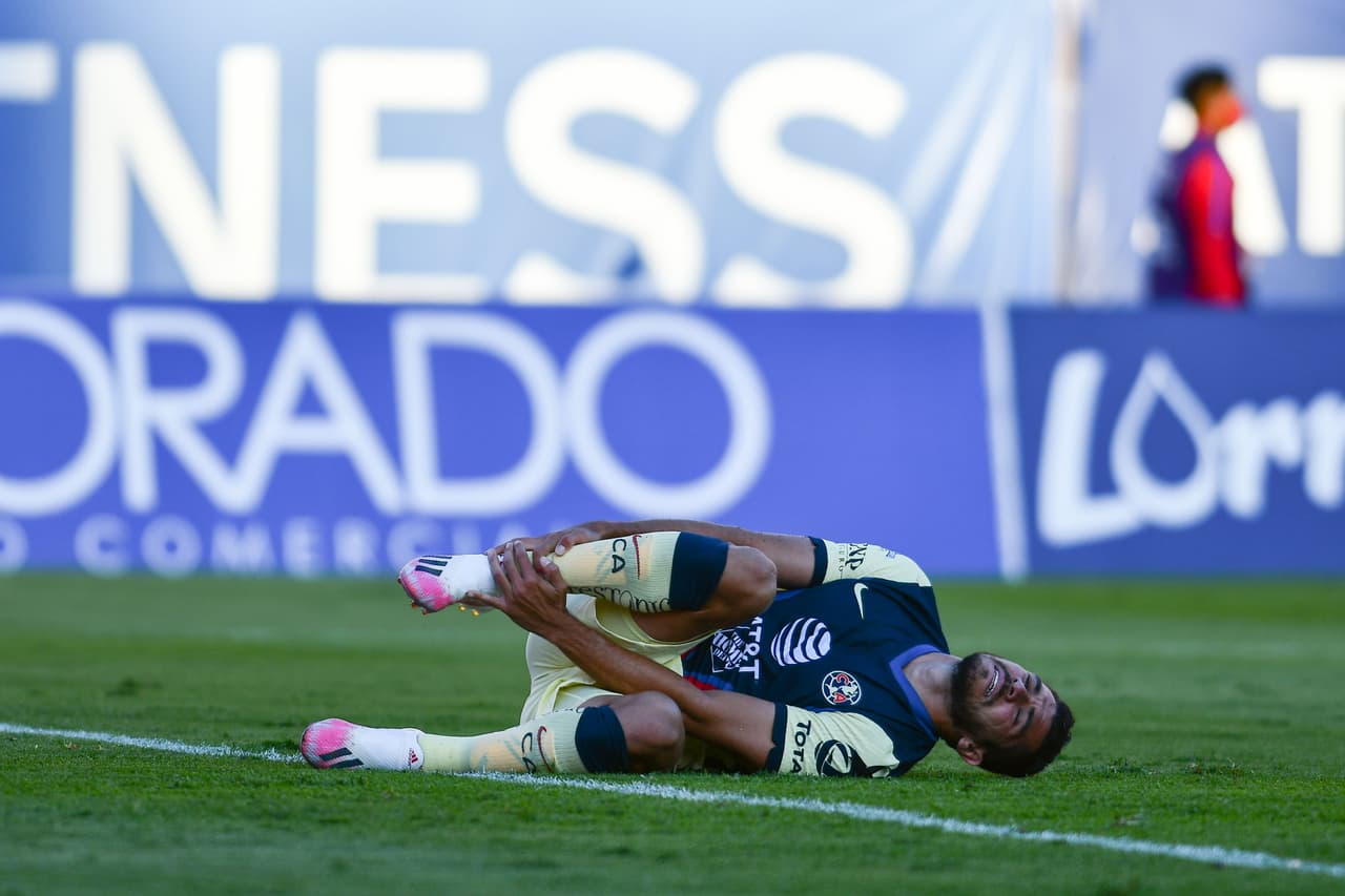 Henry Martín recibió falta dentro del área y el árbitro marcaba la pena máxima.