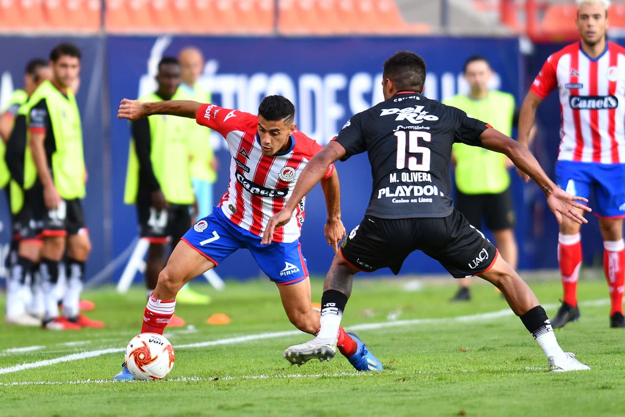 Atlético San Luis ataca con mucho más peligro, pero los delanteros no logran batir las redes.