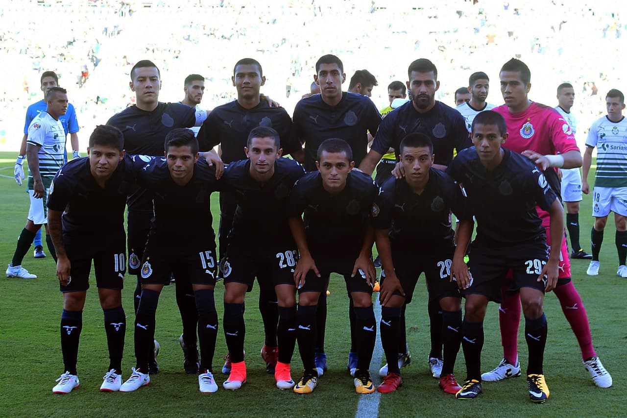 Chivas salió con un equipo joven en su comienzo en esta fase de grupos.