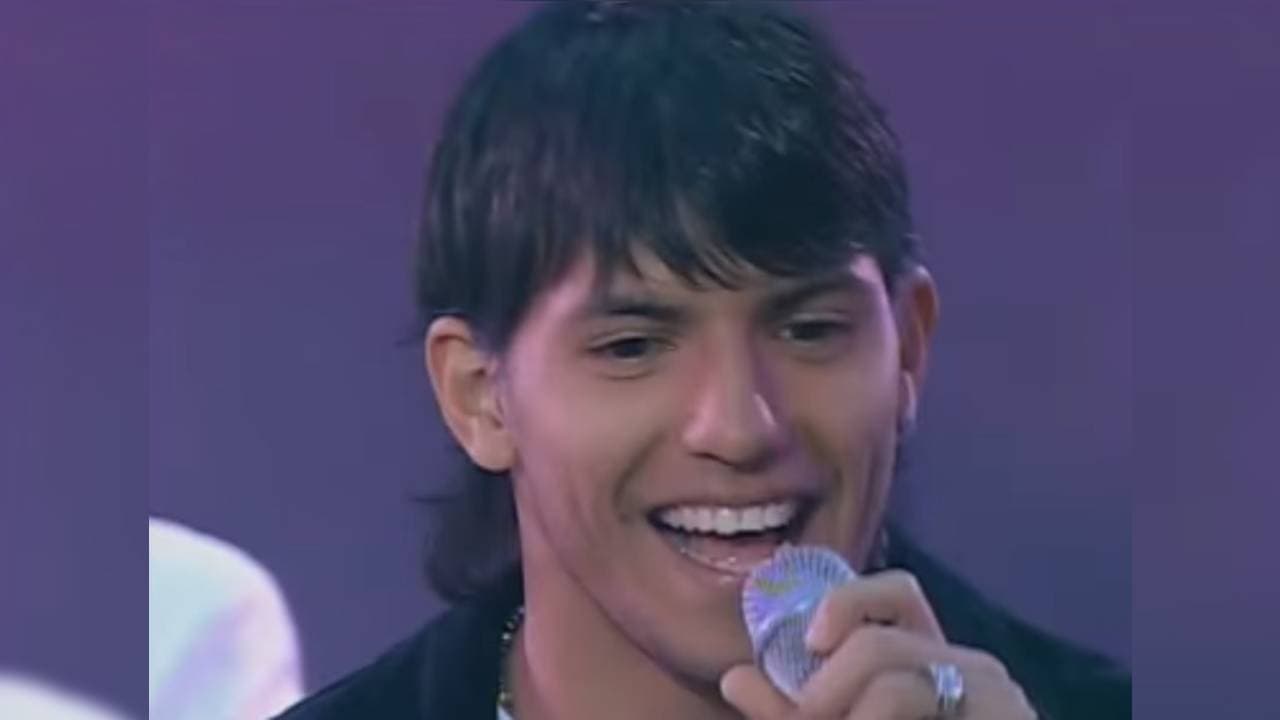 "Por las ganas que no puedo contener, porque en mi sangre está siempre presente, por las emociones que me hace sentir, el fútbol es mi pasión, mis ganas de vivir", así inicia el atacante sudamericano la contagiosa cumbia.