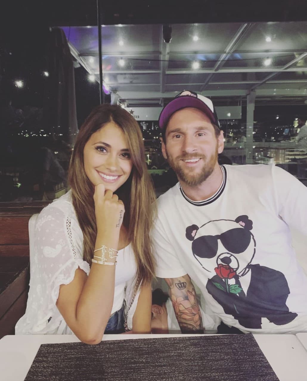 Antonela y Leo se conocieron en 1996 cuando Messi tenía 9 años y desde ahí queód enamorado. La relación inció cuando en 2005 falleció una amiga de Antonela y Leo fua a acompañarla a Argentina en esos duros tiempos.