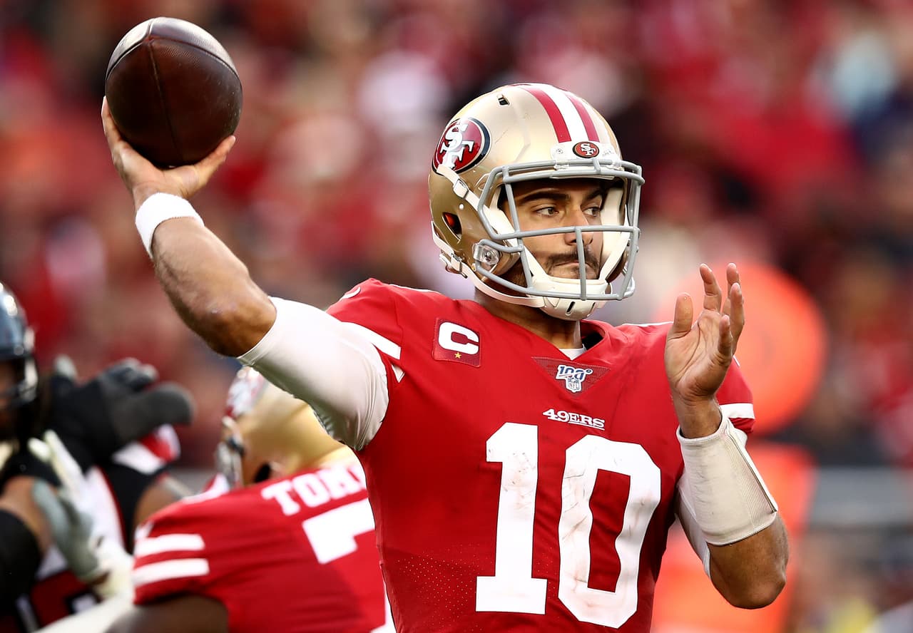 Si bien es cierto que está viviendo su primera experiencia como QB titular en Playoffs e indudablemente, no tiene los mejores números, le ha bastado una sólida defensiva y una adecuada distribución ofensiva para tener a los 49ers a un triunfo de sus sexto Super Bowl en la historia.