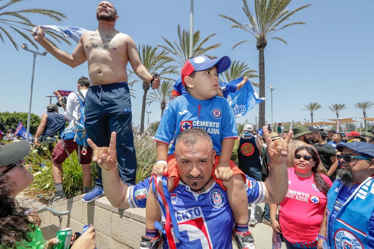 Con este gran ambiente y colorido, los apasionados fans de Necaxa y Cruz Azul, le dieron la bienvenida a sus amados clubes previo a que disputaran la Supercopa MX, que congrega a los dos pasados monarcas de las ediciones recientes de la Copa MX en un trofeo que desata pasiones. Así se vivió el color antes del arranque del cotejo en Los Ángeles.