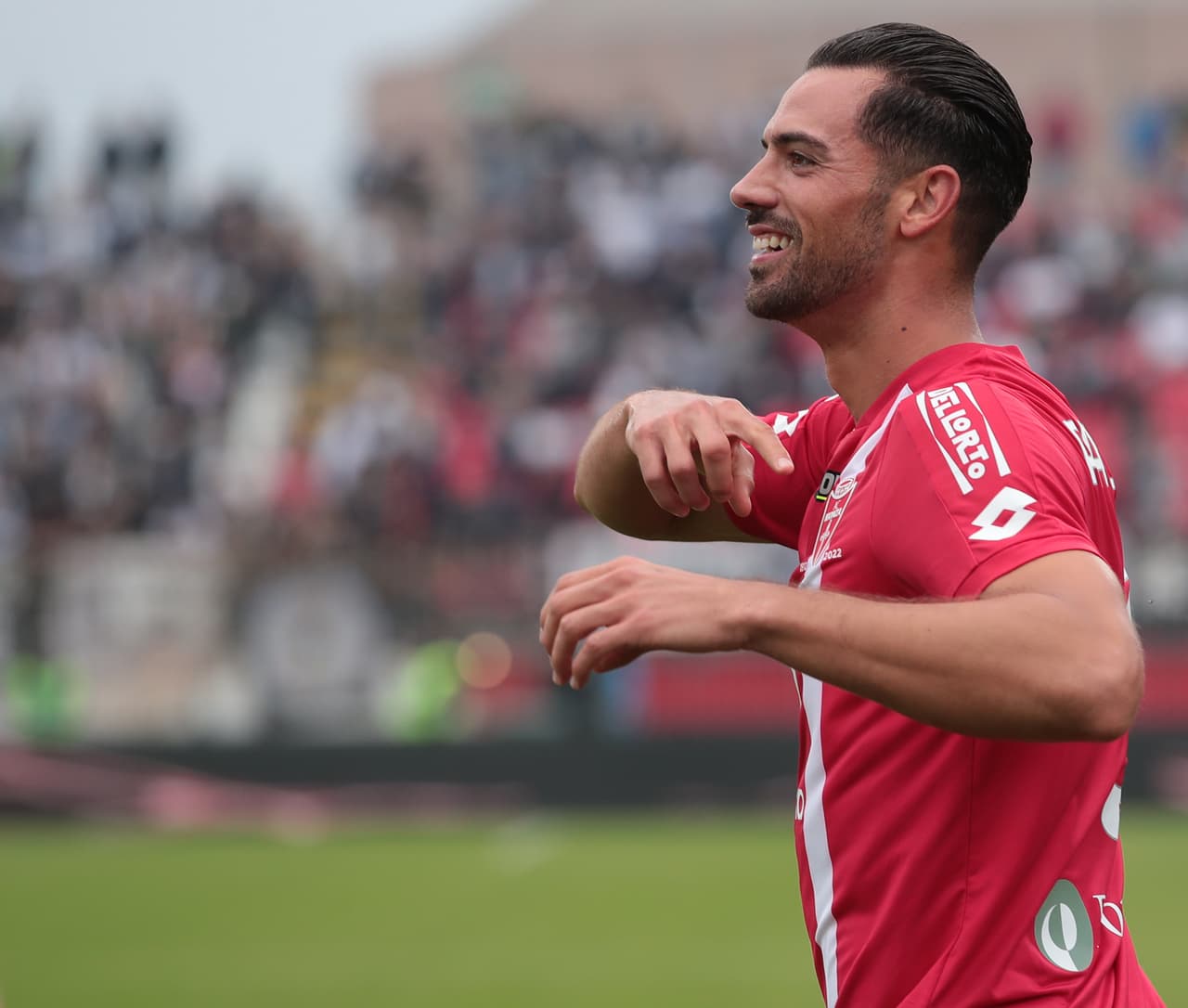 Apuñalan a histórico futbolista español de la Serie A en Italia