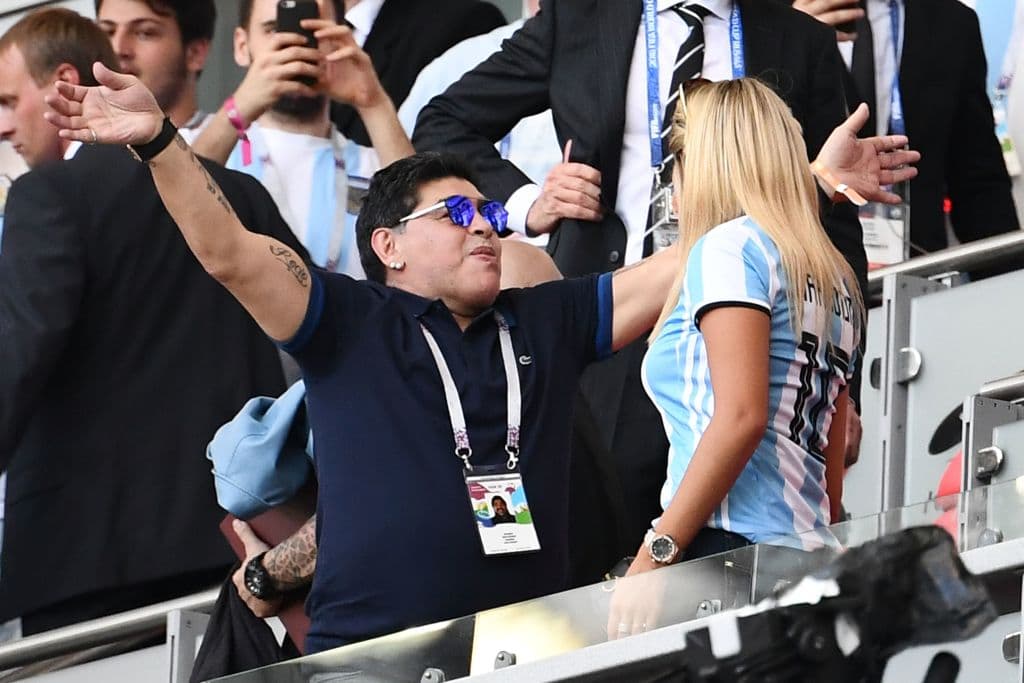 En las tribunas estuvo Diego Maradona, que estuvo mucho más discreto que en su pasada presencia contra Nigeria.