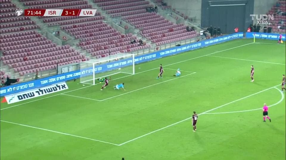 Antonijs Cernomordijs despeja el balón y aleja el peligro