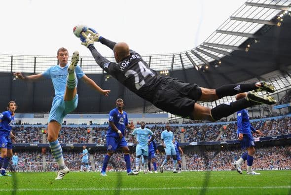 Durante su estancia de una década con el Everton, Howard estableció varios records, entre ellos el de más partidos para un guardameta del club en la Premier League, con 352 encuentros registrados.