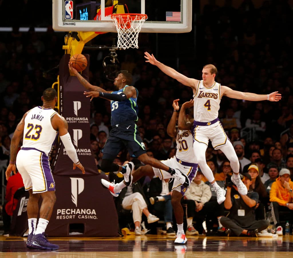 En un partidazo, Luka Dominic le gana la partida a LeBron James y corta la racha ganadora de los Lakers 100-114 a favor de los Mavericks.