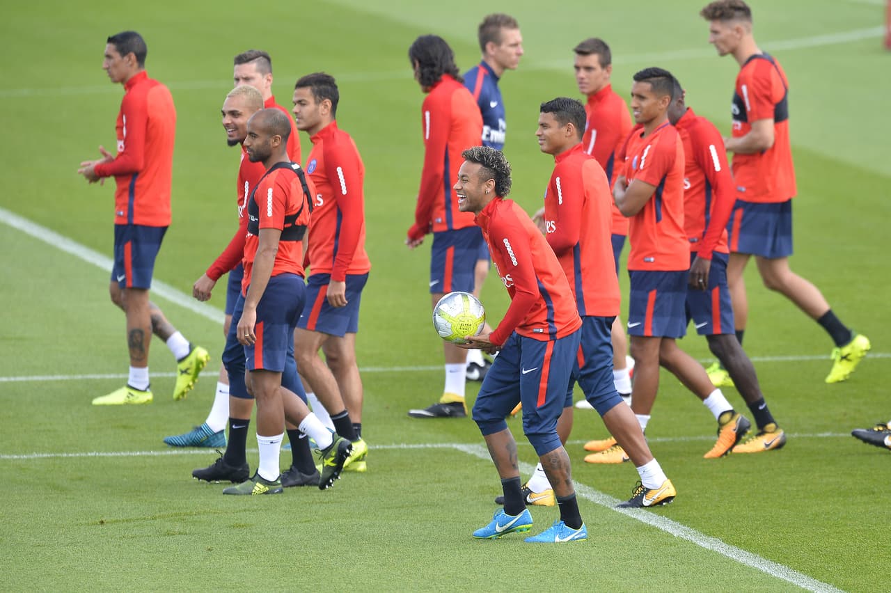 Si llega Mbappe, PSG debe vender jugadores por valor de unos 90 millones de euros para no contravenir las normas de equilibrio presupuestario que impone la UEFA, el llamado "fair play" financiero.