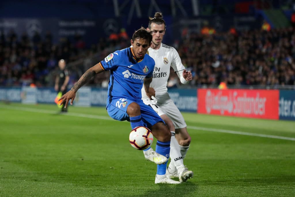 Damián Suárez (izq) del Getafe, buscando eludir a un pegajoso marcador que en ese momento era Gareth Bale por el Real Madrid.