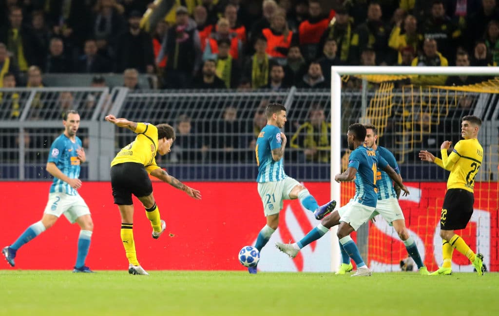 Pero a los 38 minutos el Borussia Dortmund asestó el primer golpe del partido, con esete cañozano del belga Axel Witsel, un zapatazo desde los linderos del área.