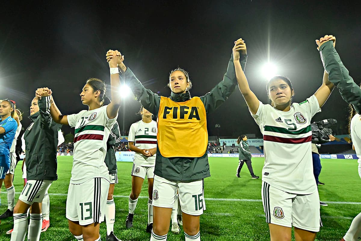 Las mexicanas saludaron a mexicanos, españoles, uruguayos y demás espectadores en el Estadio Charrúa tras la Final.