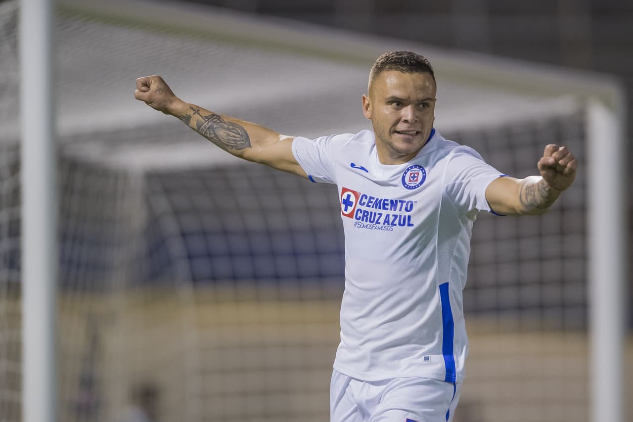 Con un goles de Lucas Passerini y Jonathan Rodríguez, Cruz Azul gana sobre la hora y se salva de una humillación.