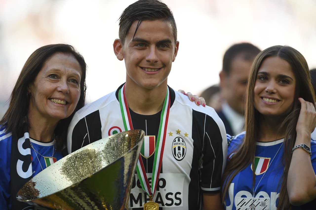 Dybala compartió esta alegría con su familia que estuvo presente para la celebración.