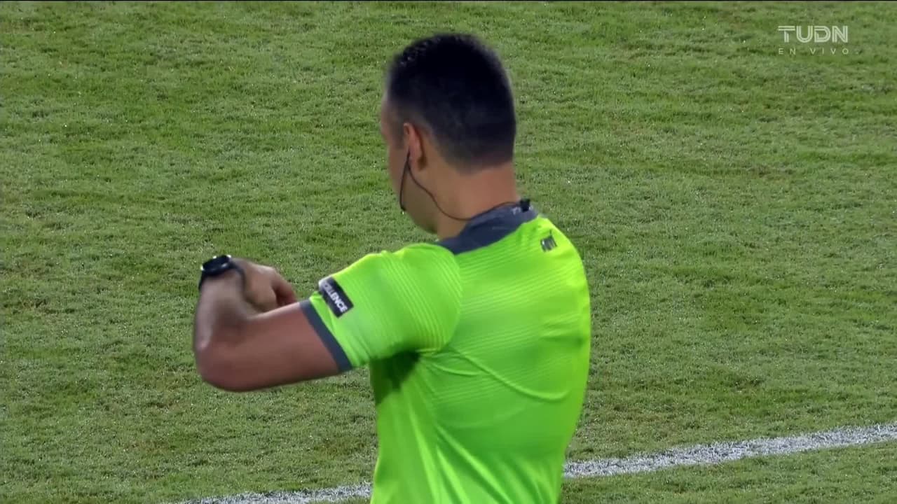 Arranca el partido y la pelota está en juego.