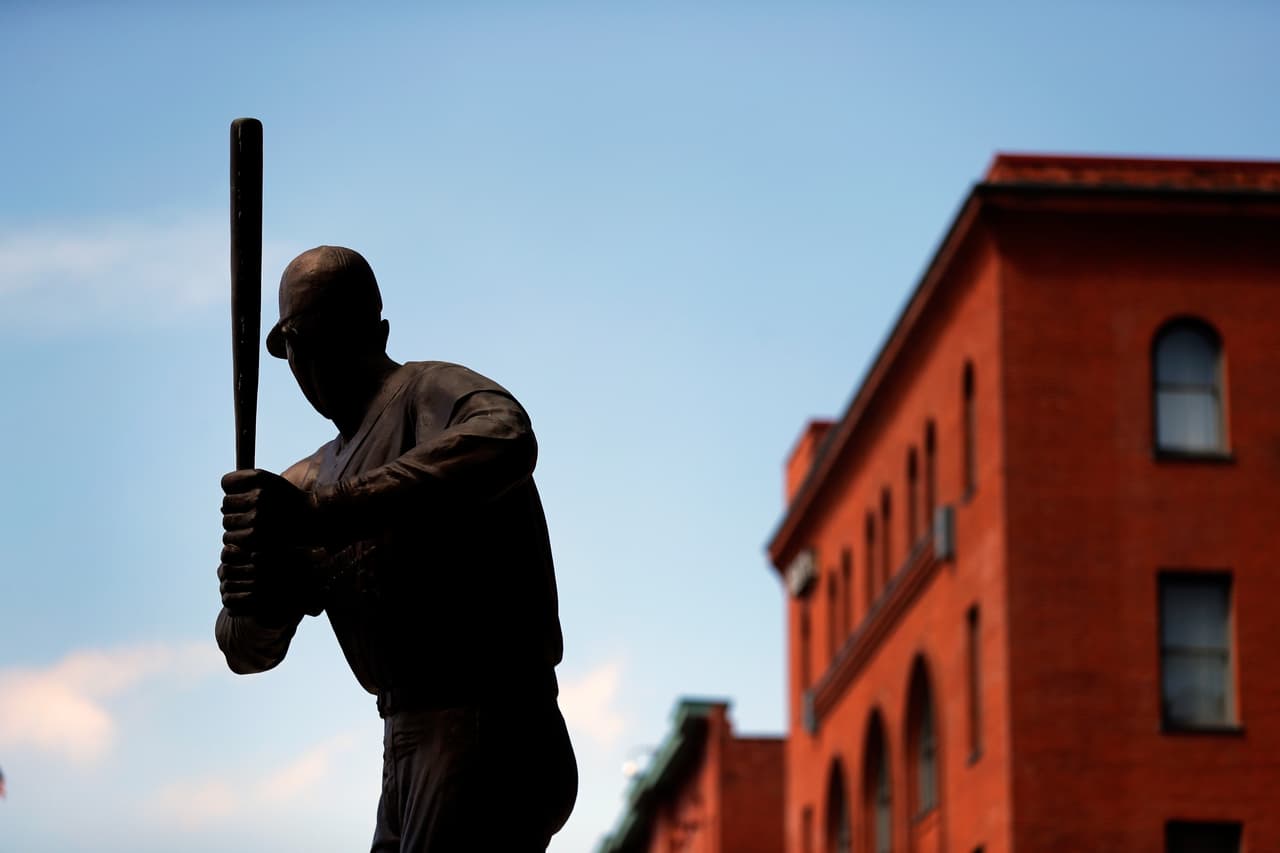 La estatua de Stan Musial en el Busch Stadium.