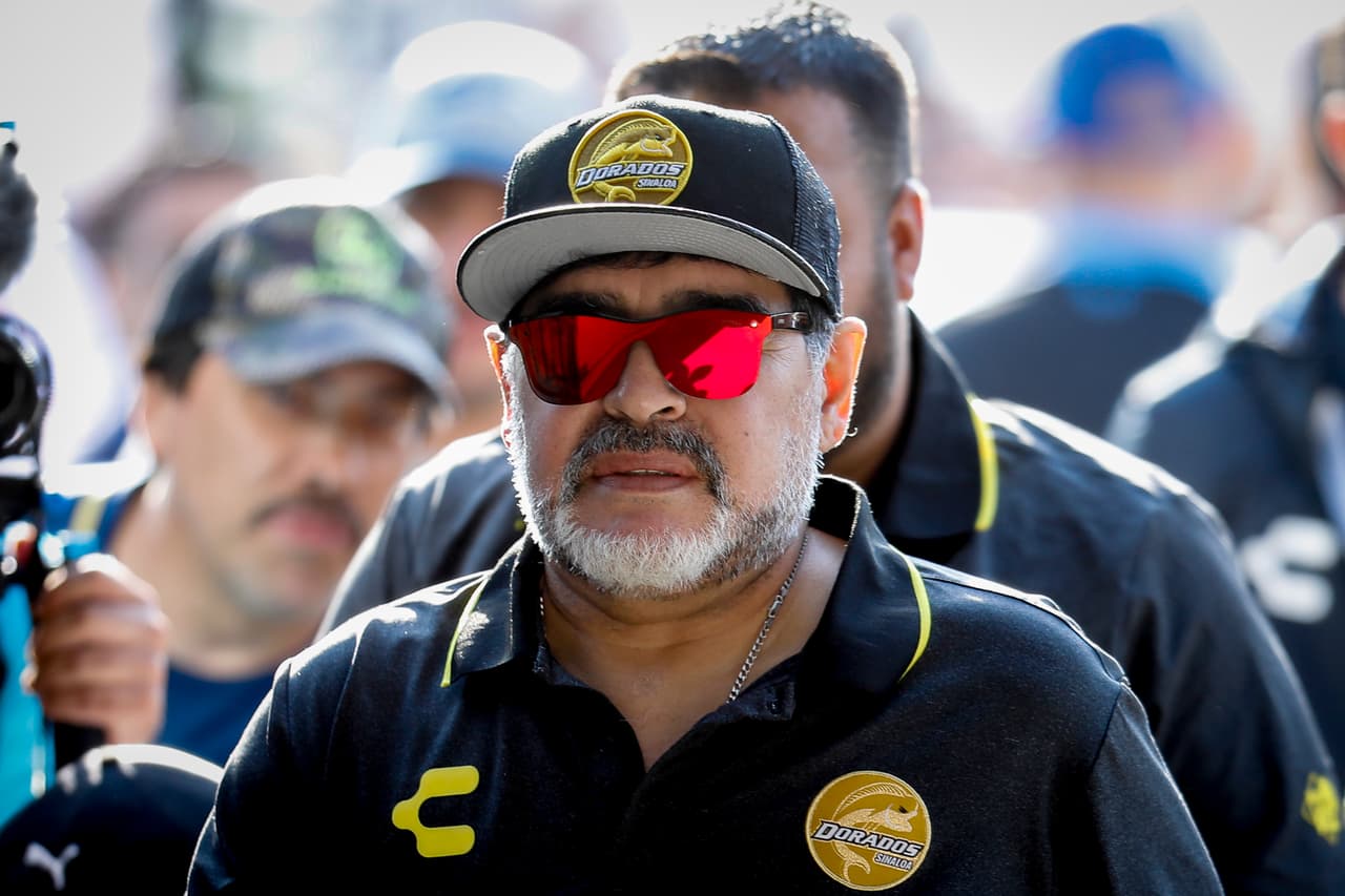 Diego Armando Maradona se retiró hace 21 años pero sigue siendo una figura de un gran arrastre mediático y de multitudes, a lo
<i>Rockstar. </i> A su arribo a Querétaro esto no fue la excepción.