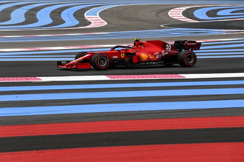 Max Verstappen se adueñó del circuito con la primer plaza, Lewis Hamilton le pisó los talones al holandés y se quedó en la segunda plaza, Bottas protegerá a su compañero desde la tercer plaza y Sergio Pérez buscará revasar a los mercedes desde la cuarta posición.