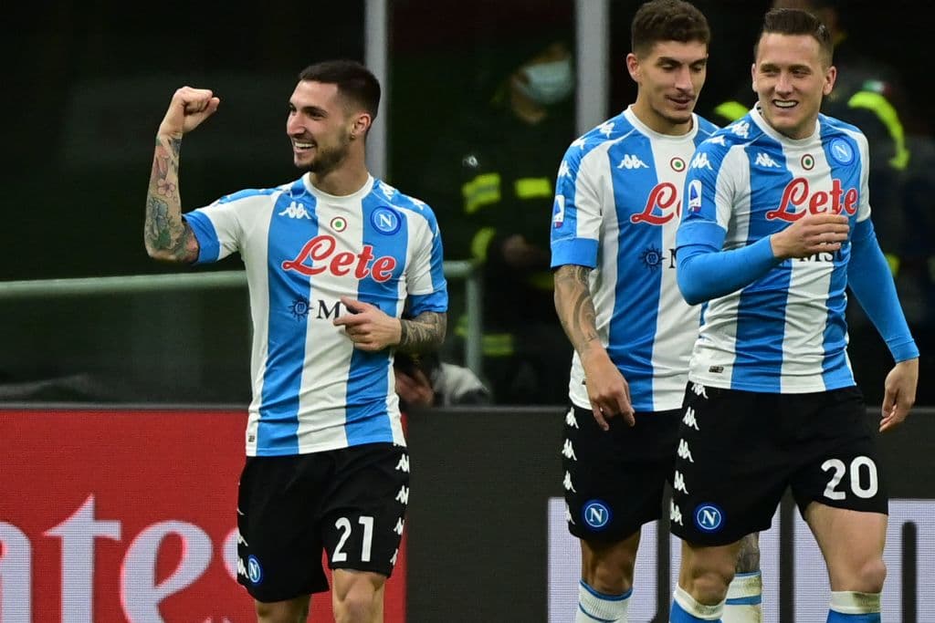 Matteo Politano dejó atrás al arquero Gianluigi Donnarumma y anotó el único tanto del encuentro entre el Napoli y AC Milán, llevándose la victoria y los tres puntos como visitante, dejando el marcador 1-0 en San Siro. El mexicano Hirving Lozano no fue convocado para este encuentro.