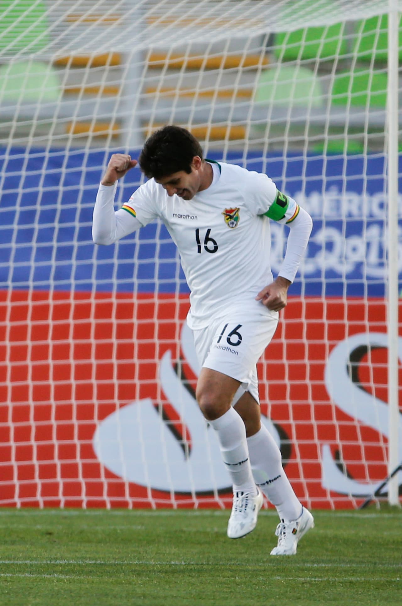 La selección de Bolivia arrancó el juego con el pie derecho ya que al minuto 5 se pusieron al frente en el marcador gracias a un gol del defensor Raldes quien aprovechó la mala ubicación de los ecuatorianos.
