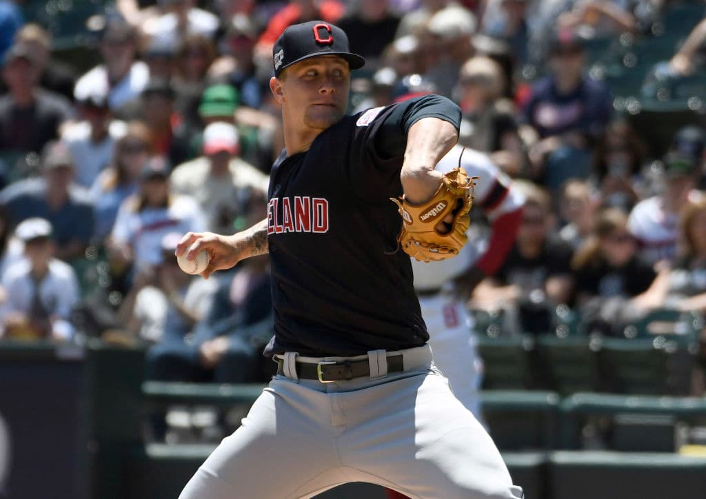 Los Indians desaprovecharon una sólida salida de Zach Plesac (0-1), quien permitió cuatro hits en siete entradas en su segunda apertura en las Grandes Ligas. El derecho es sobrino del exrelevista de MLB Dan Plesac, quien tuvo una carrera de 18 temporadas en la que representó a seis equipos.