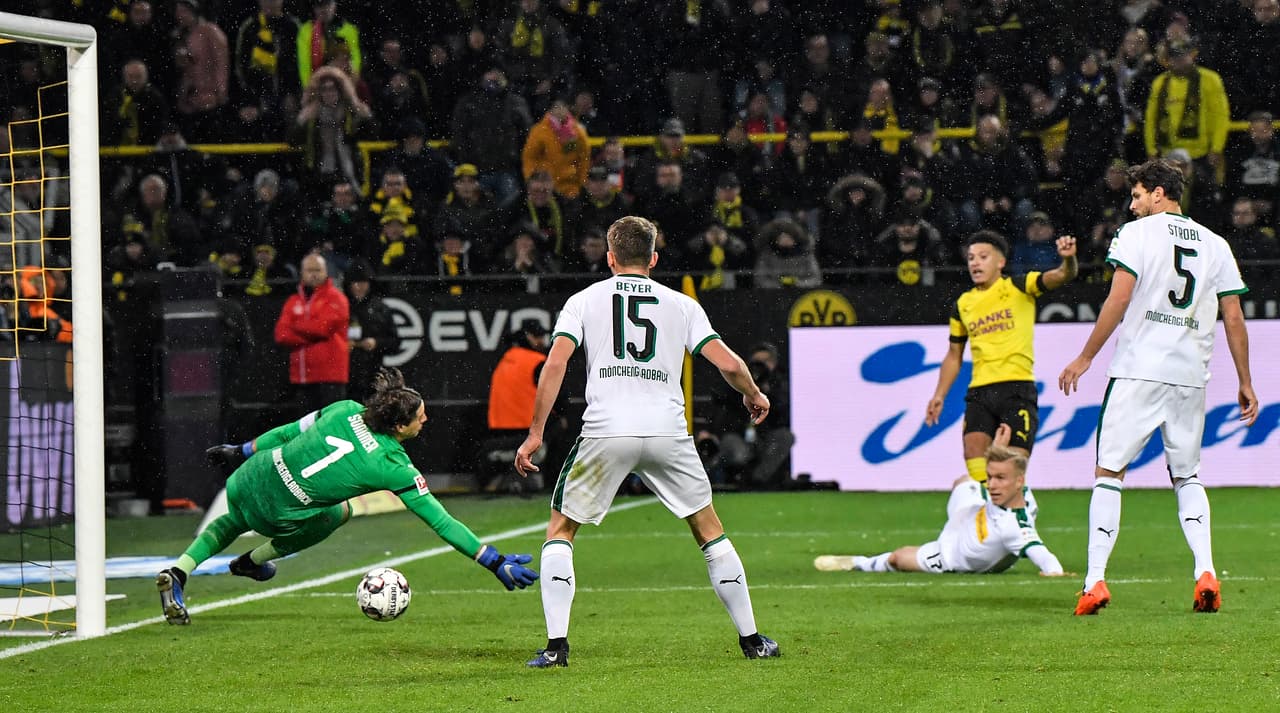 Pero a los 42 minutos se quebró el empate sin goles en el Signal-Iduna-Park con este tiro cruzado, raso, potente y bien esquinado.
